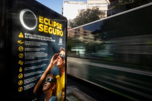 Afișe despre eclipsa de Soare din 12 august, pe o stradă din Palma de Mallorca Foto: Profimedia