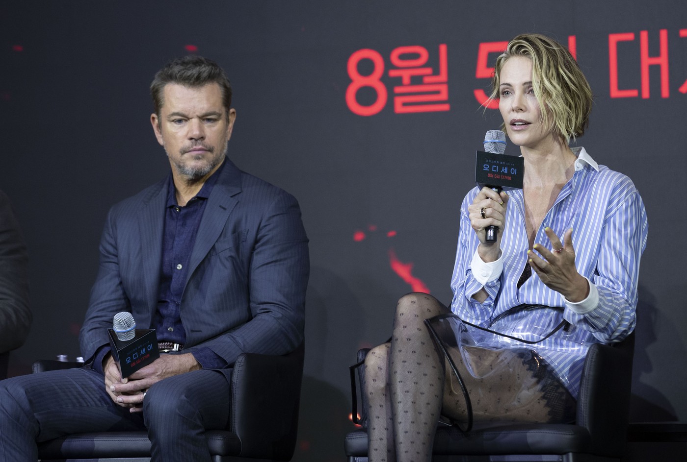 Charlize Theron atrage atenția cu o fustă transparentă la conferință