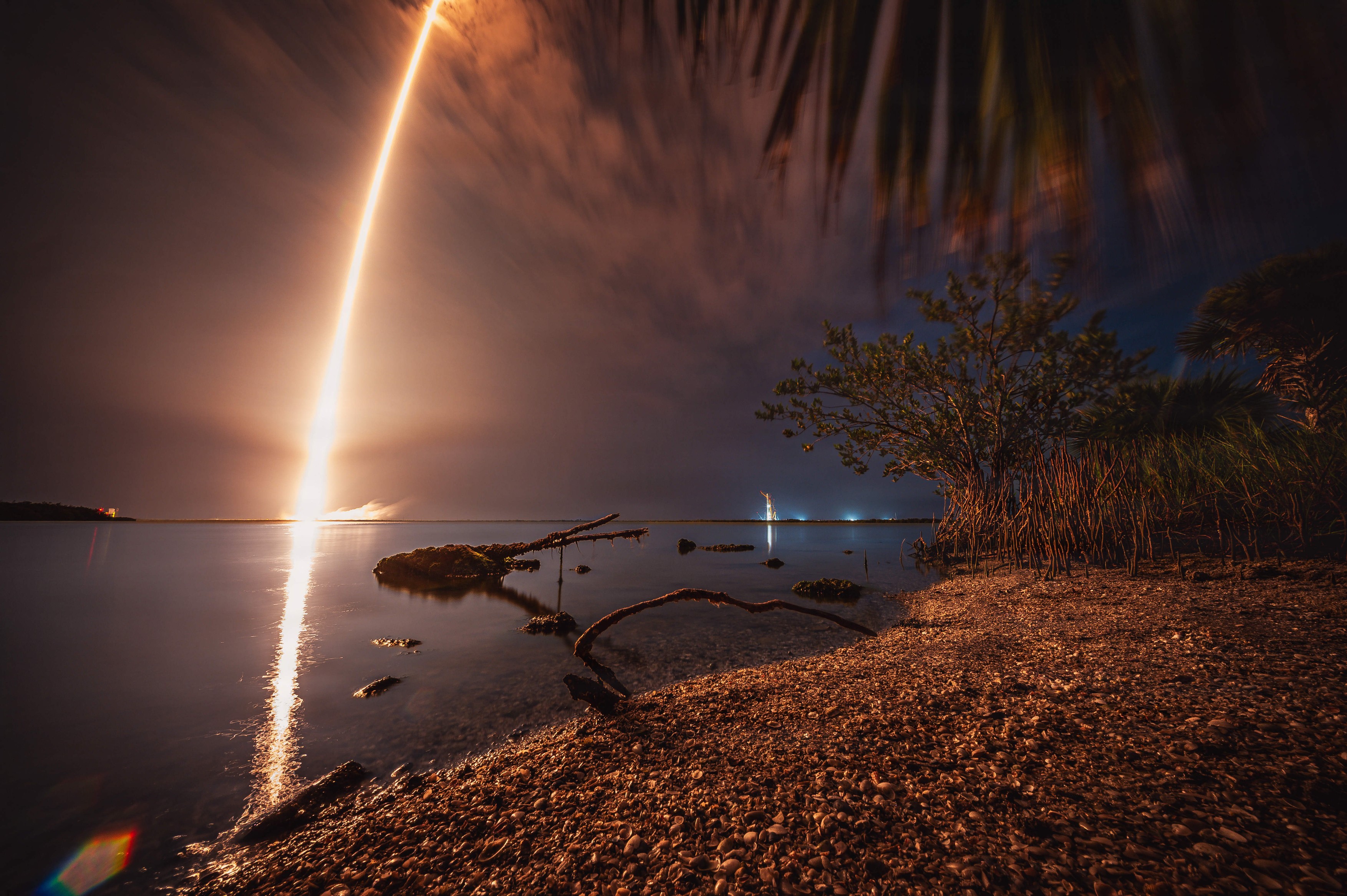 O uriașă rachetă SpaceX scăpată de sub control s-a izbit de Lună cu viteză foarte mare