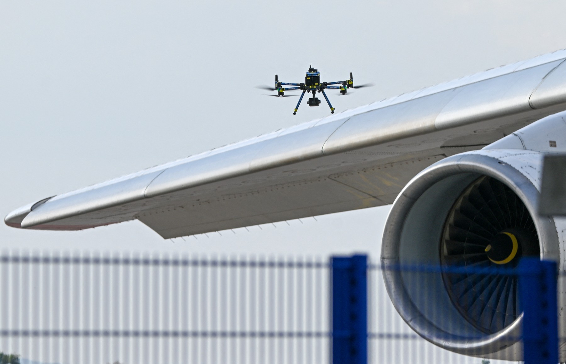 Prima reacție a unui ministru german după ce o dronă cu explozibil a pătruns în aeroportul din Leipzig: „Avem măsuri anti-drone, dar au fost ocolite. Vorbim despre un atac hibrid”
