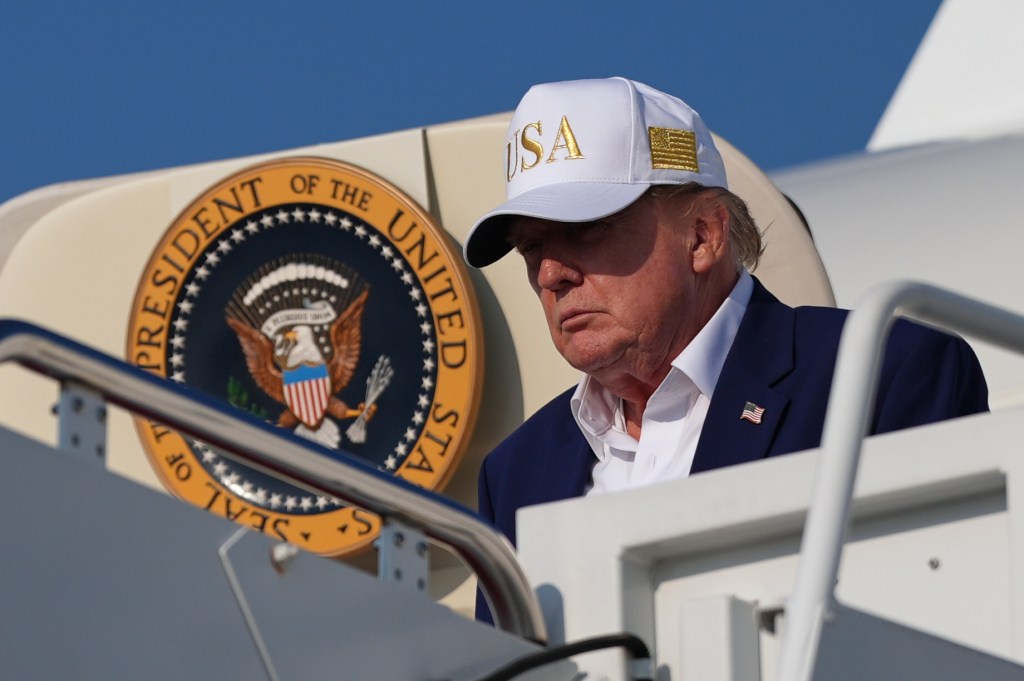 Trump s-a ascuns într-un cărucior de catering pentru a urca într-un avion secret de la summitul din Turcia / Planul a fost al Secret Service