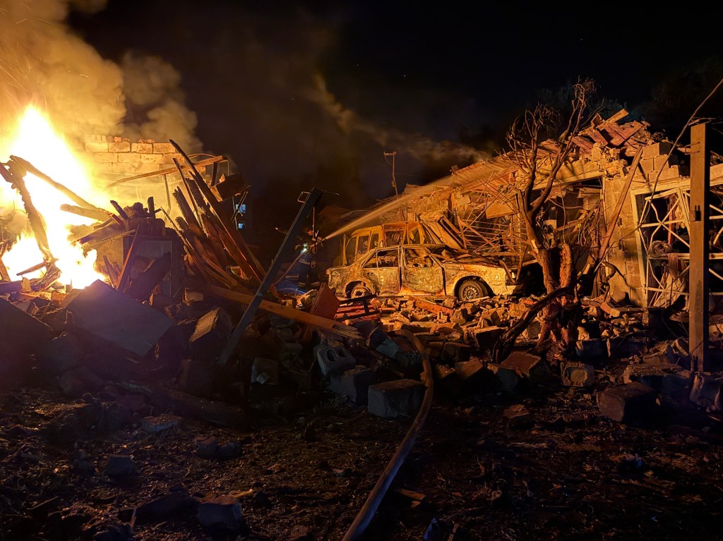 Atac rusesc cu rachete balistice și tunuri antiaeriene asupra Kievului și Zaporojie. Mai mulți morți, incendii uriașe