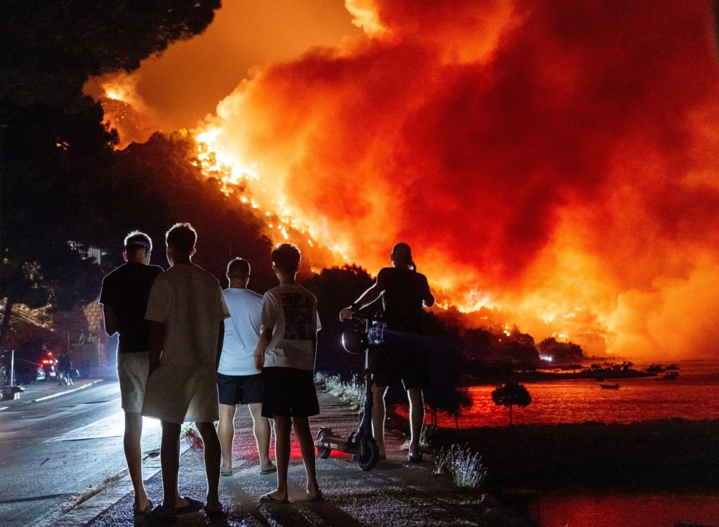 Sute de arestări în Franța pentru suspiciuni de incendiere deliberată, în timp ce Europa e devastată de incendii de vegetație