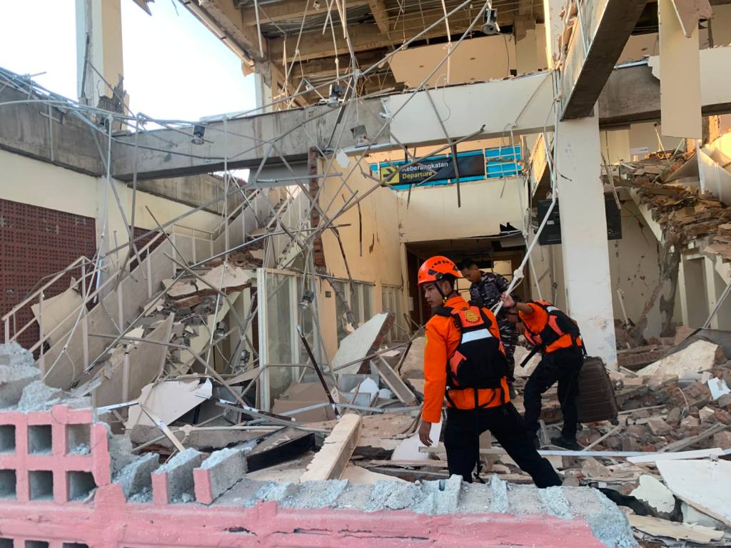 Cutremur devastator de magnitudine 7,7 în Indonezia. Sunt zeci de morți. Imagini cu momentul seismului