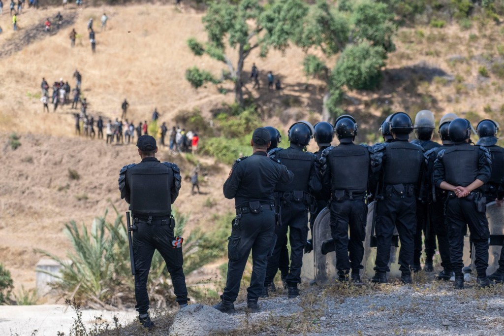 Noi tensiuni la Ceuta. Peste 100 de migranți arestați sâmbătă, în timp ce încercau să intre în enclava spaniolă