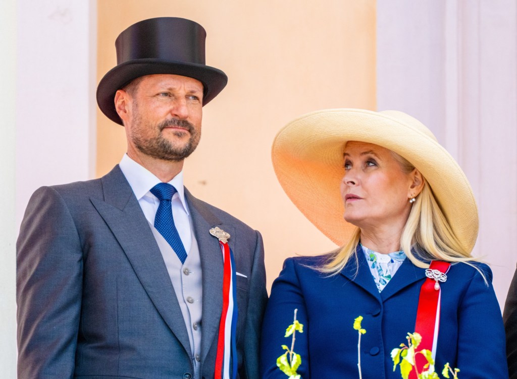 Noua regină a Norvegiei urcă pe tron la câteva luni după ce scandalul în care a fost implicată a zguduit încrederea în familia regală