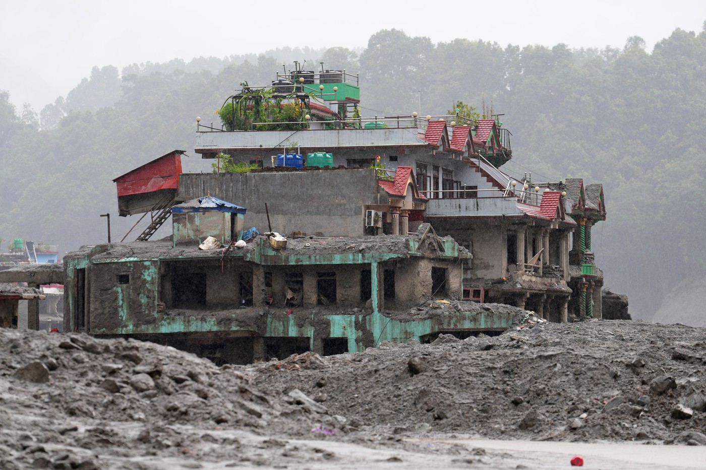 O fetiță de șase ani a fost salvată din noroi după alunecarea de teren din Timure, Nepal