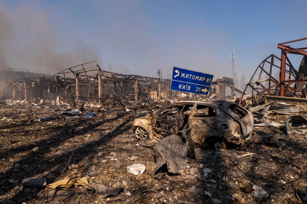 Urmările asupra atacului rusesc asupra unui depozit de muniție, aflat în localitatea Mila, din regiunea Kiev | Foto: Profimedia