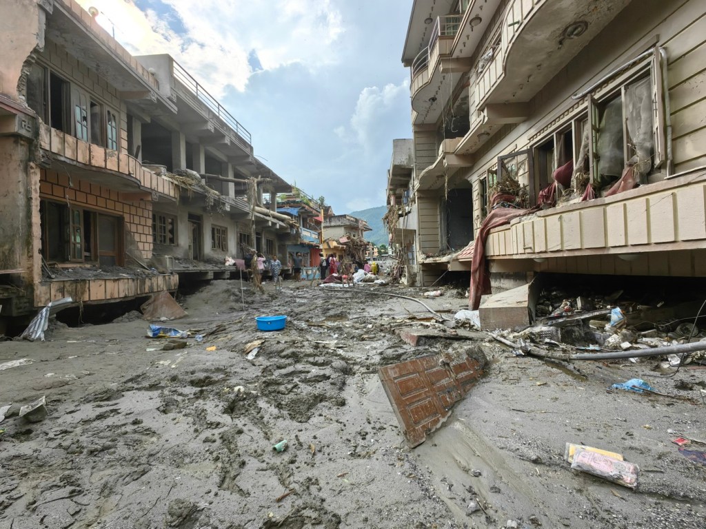 Omul care a salvat 900 de copii din calea viiturii din Nepal. „Am scăpat cu doar 10 secunde înainte”