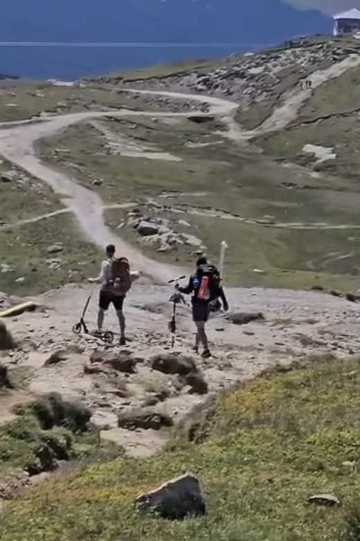 Imagini cu doi tineri care merg pe Platoul Bucegi cu trotinetele