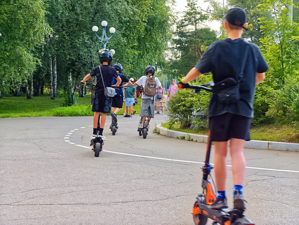 Trotinetele electrice, bicicletele electrice și alte vehicule motorizate sunt interzise pe aleile parcurilor din București. Cei care nu respectă regula riscă amenzi de până la 500 de lei. FOTO: Shutterstock