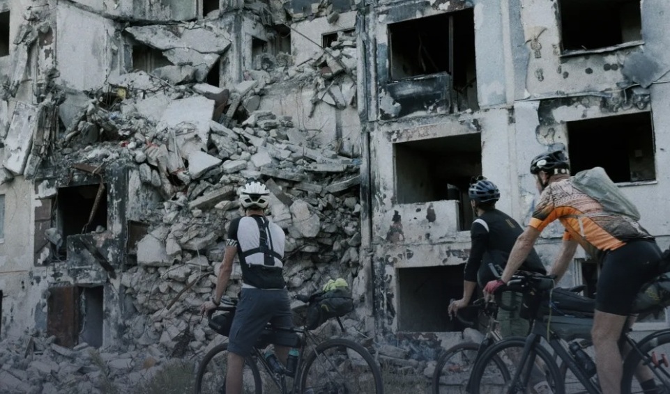 INTERVIU O altfel de poveste din Ucraina. Ce a aflat Ihor Volochii după o călătorie de 1.500 de kilometri, cu bicicleta, pe linia frontului