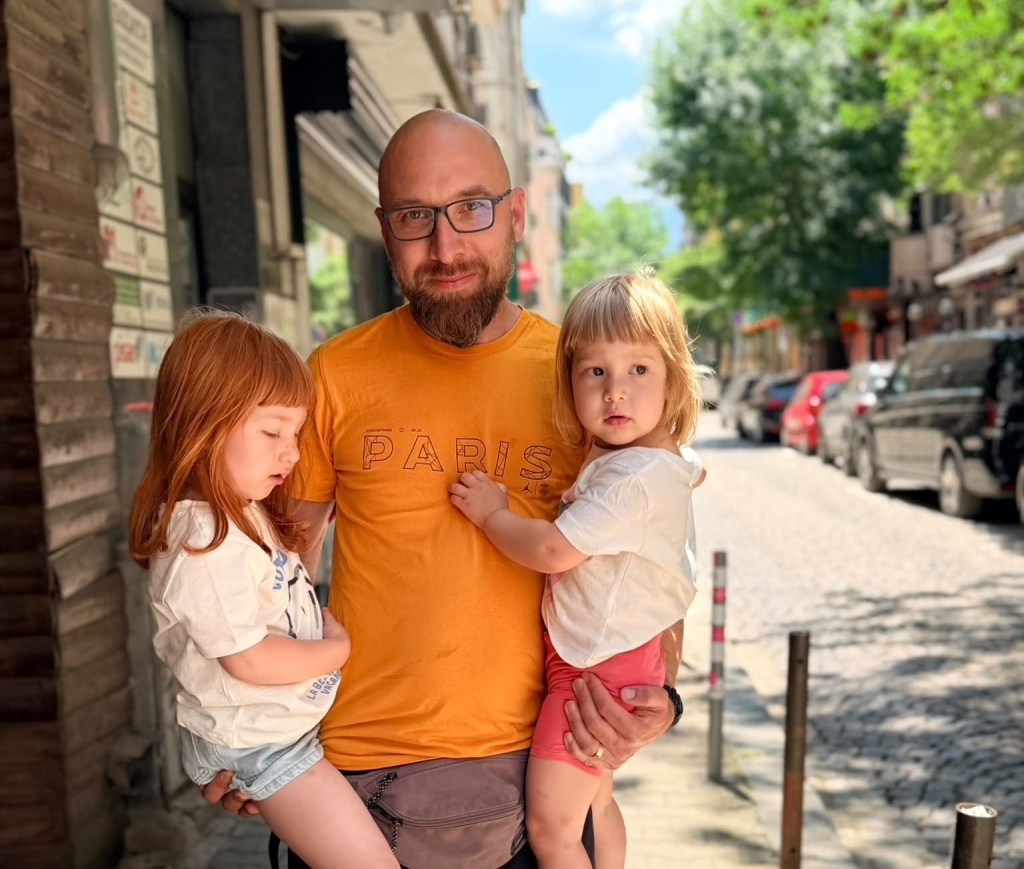Vlad Odobescu, alături de fiicele sale, Mara (4 ani) și Otilia (2 ani și 4 luni). Jurnalistul a ales să intre în concediu pentru creșterea copilului după nașterea fiecăreia dintre fete și a petrecut trei ani și jumătate acasă cu ele. FOTO: Arhiva personală