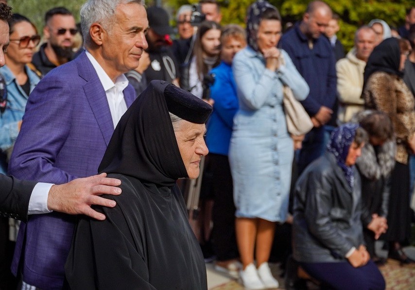 Călin Georgescu, alături de stareța Mănăstirii Sfintei Cruci, Maica Mina. Foto: Bihoreanul