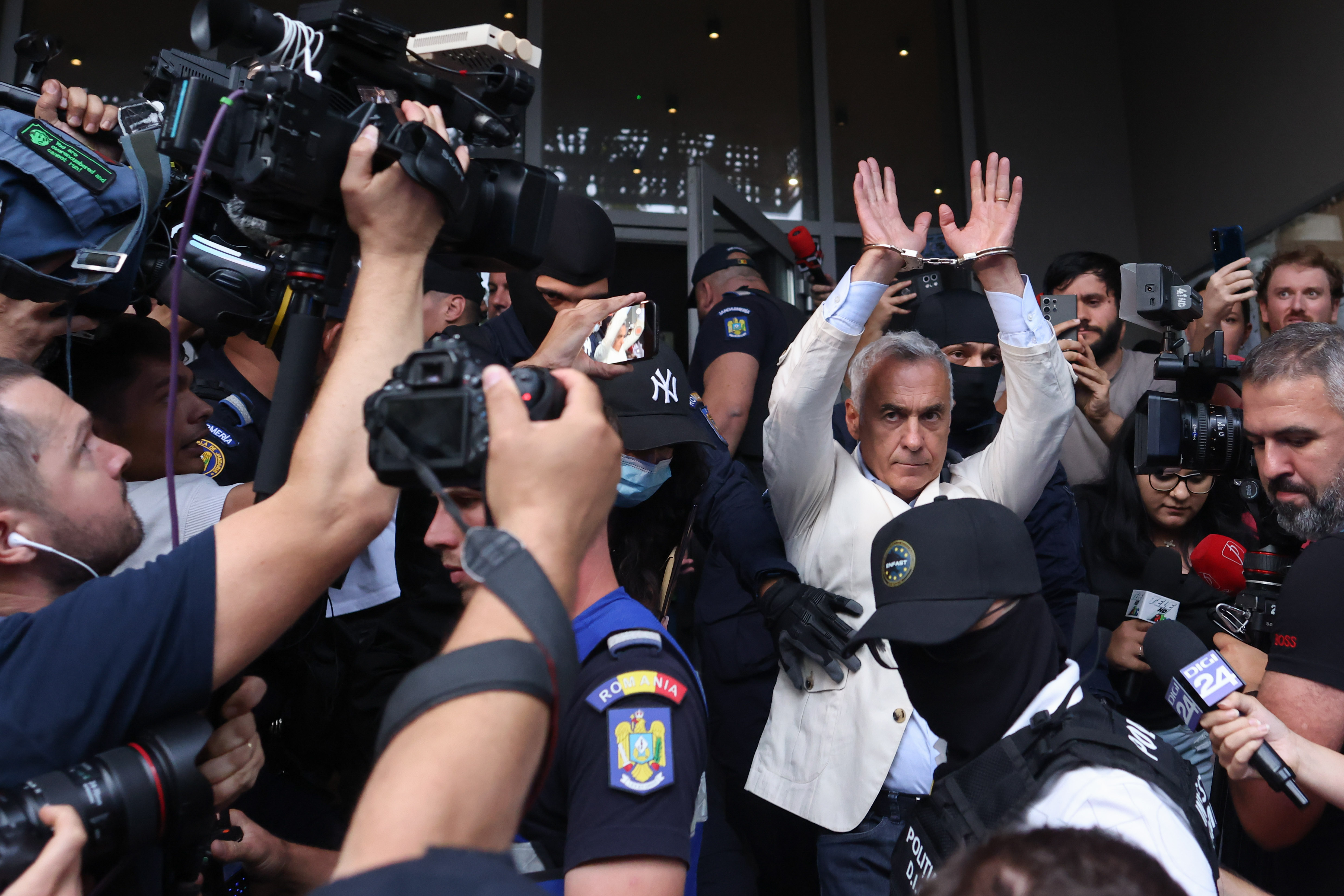 Călin Georgescu a fost reținut de procurori. A fost scos în cătușe din sediul DIICOT