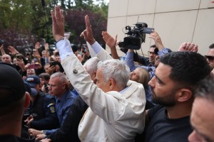 Călin Georgescu părăsește sediul Tribunalului București înconjurat de susținători, 22 septembrie 2026. Foto: Inquam Photos / George Călin