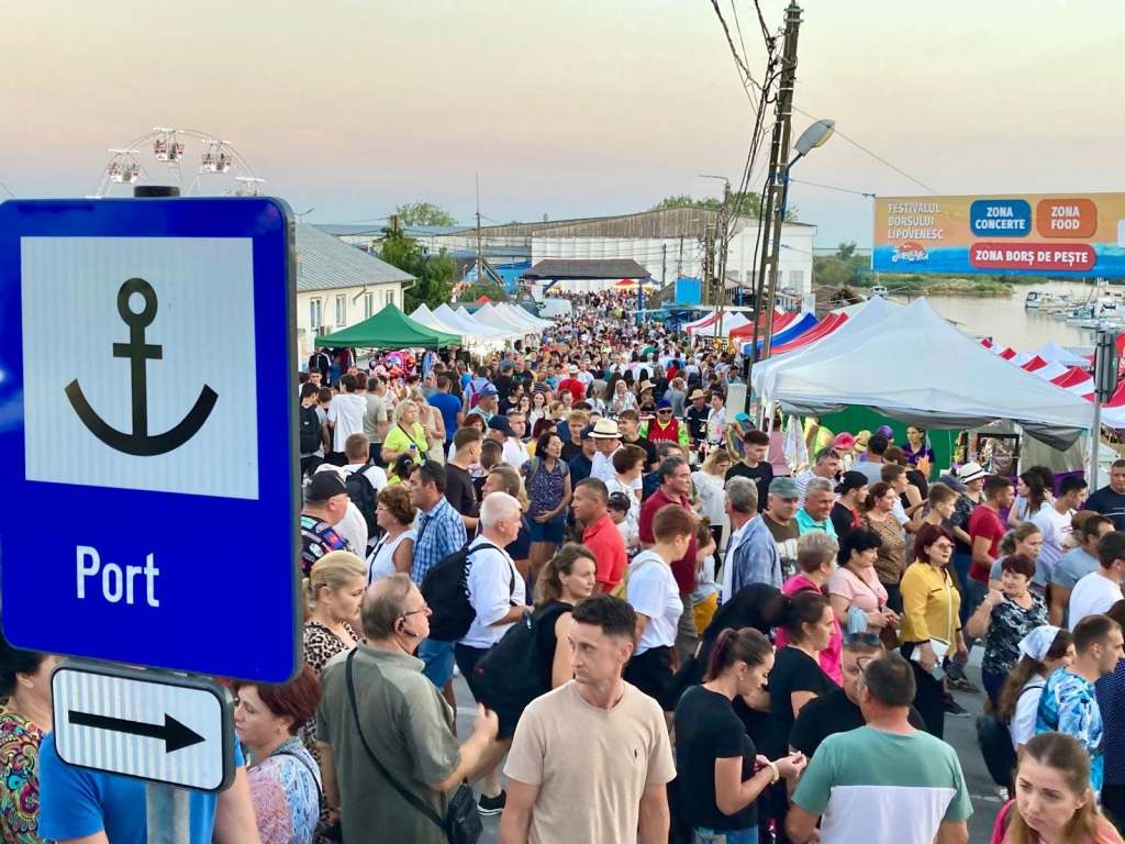 Sute de oameni au ajuns în Jurilovca pentru un festival care nu are loc. Primarul: „Am întrebat ChatGPT și am primit, halucinant, răspunsul că are loc în acest weekend”