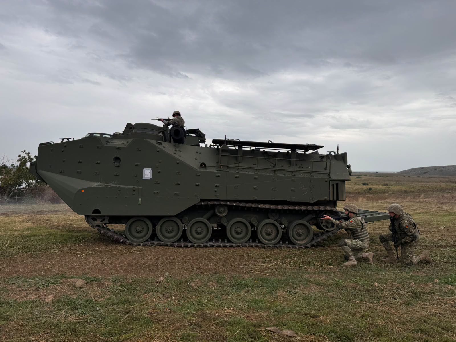 Primele nouă vehicule amfibii de asalt AAV au fost livrate în România