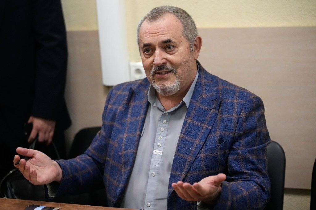 Îndemn surprinzător al fostului contracandidat al lui Putin, Boris Nadejdin, într-un interviu pentru HotNews: „Rușii trebuie să meargă la vot, chiar dacă alegerile sunt deformate”