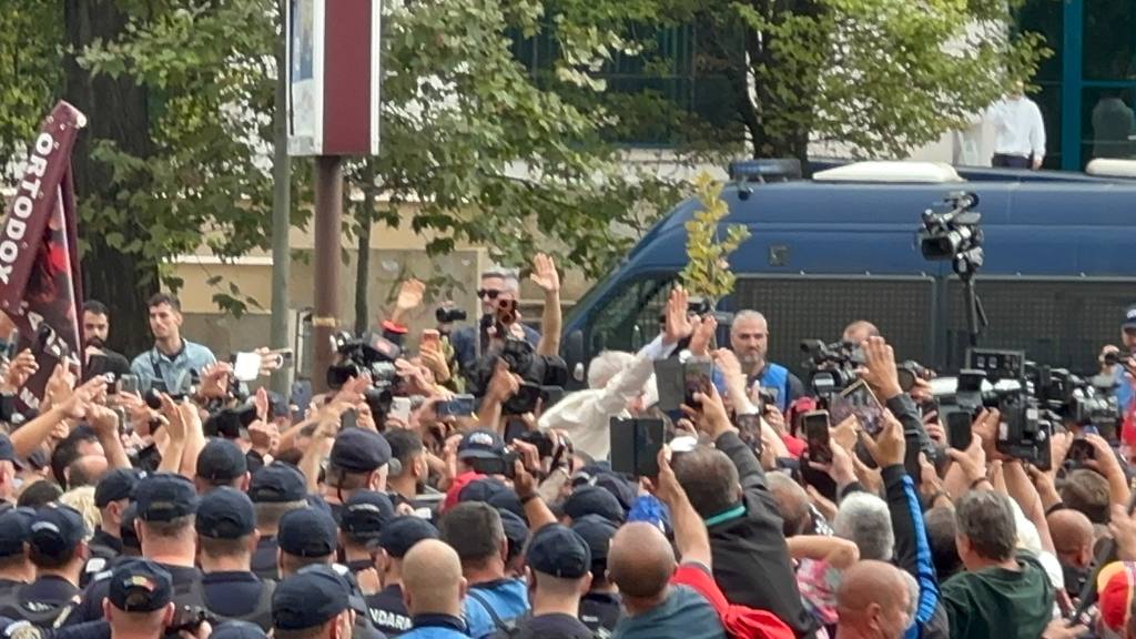 Momentul în care Călin Georgescu iese din instanță, care a decis eliberarea lui din arest. Ce le-a spus sutelor de susținători care l-au așteptat în urale