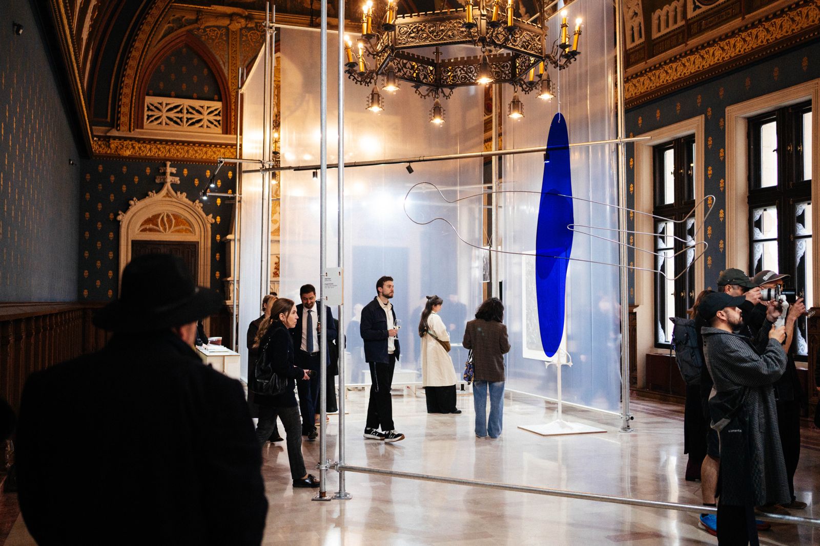 Arta contemporană deschide RCW X Bucharest 2026: de la portrete privite prin gaura cheii la sculpturi monumentale și instalații interactive
