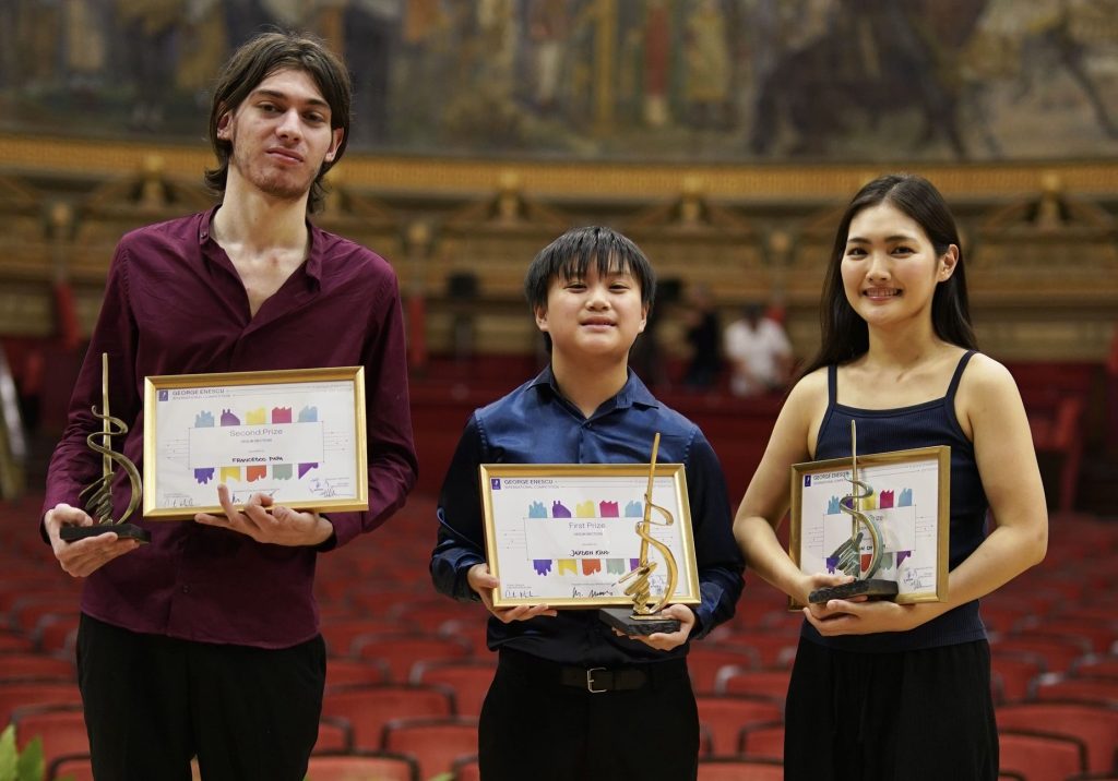 De la stânga la dreapta: Francesco Papa, Jayden King și Eun Che Kim, finaliștii concursului George Enescu 2026 / Foto: Festivalul Internațional George Enescu