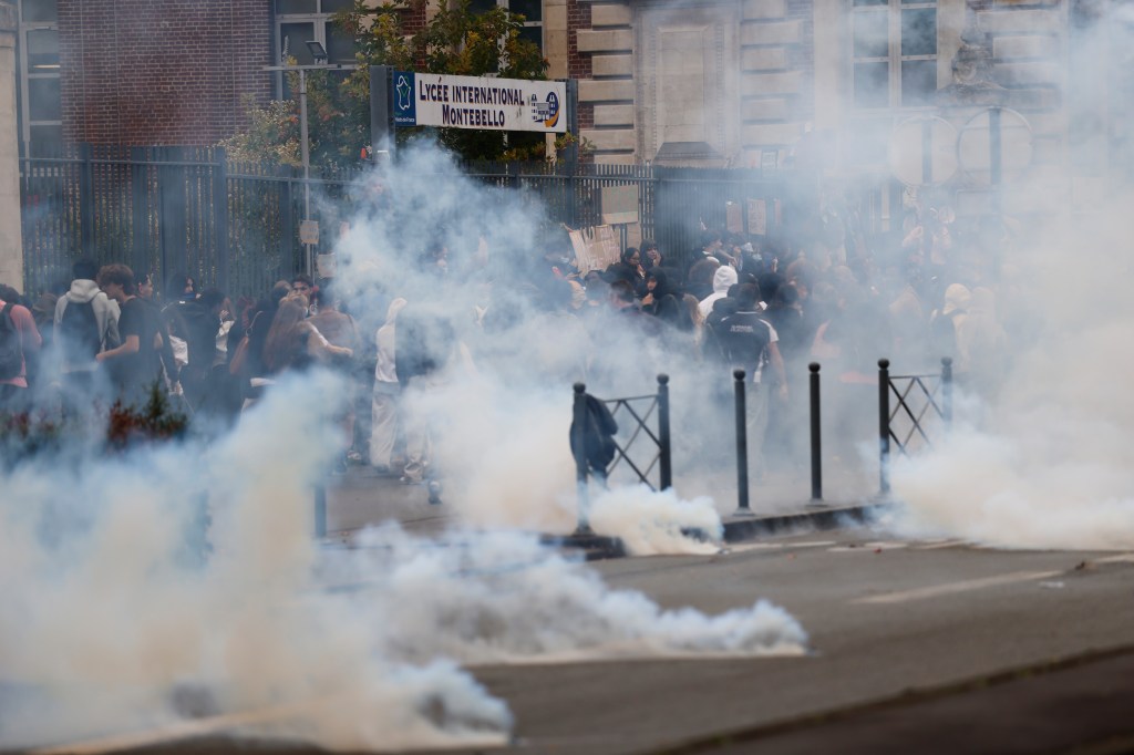 Gaze lacrimogene la un protest al elevilor, în orașul francez Lille Foto: Profimedia