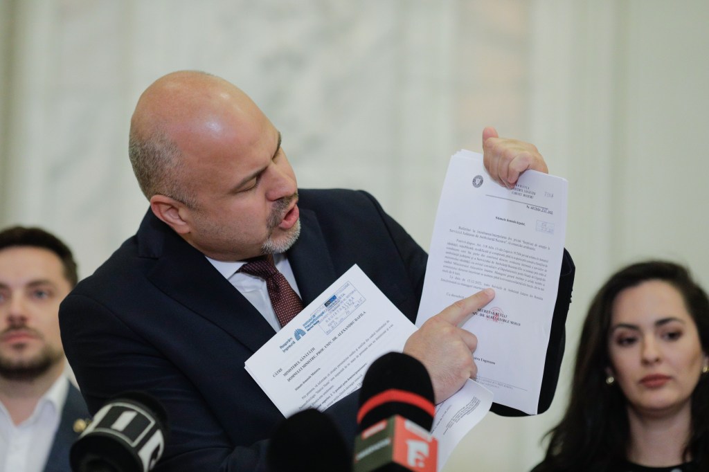 Emanuel Ungureanu (USR) în timpul unei conferințe de presă. Foto: Inquam Photos / George Călin