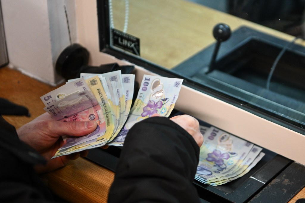 Angajatorii au plătit cu 8% mai mult. Salariații au cumpărat cu 1% mai puțin
