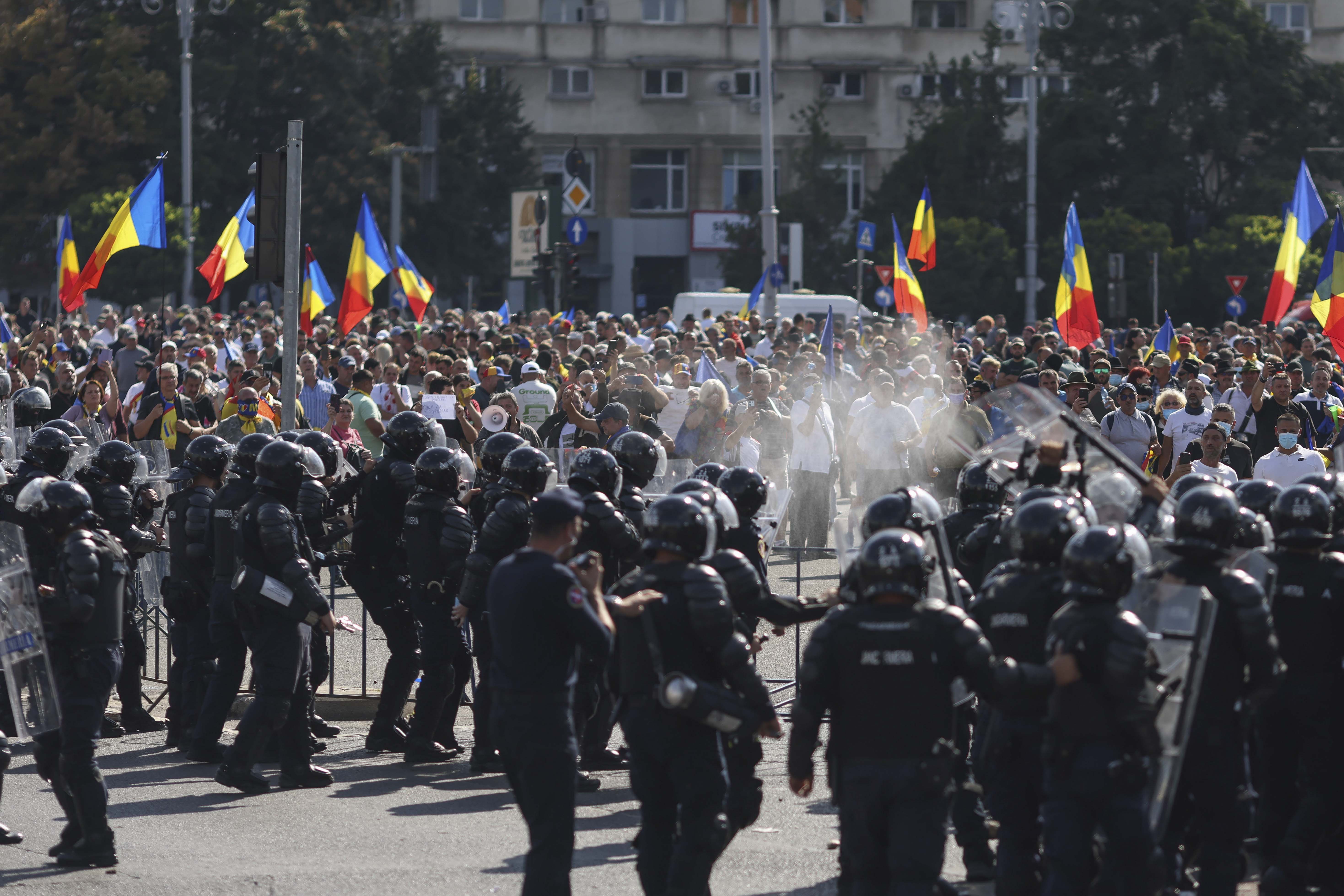 „Nu vă jucați cu focul!”. Reacții ale politicienilor la protestele violente din Piața Victoriei - HotNews.ro