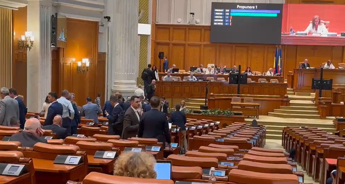VIDEO Scandal în Parlament: USR și PNL au ieșit din sală după ce au piedut două funcții, care au ajuns la AUR și SOS. „PSD și-a făcut o nouă majoritate”