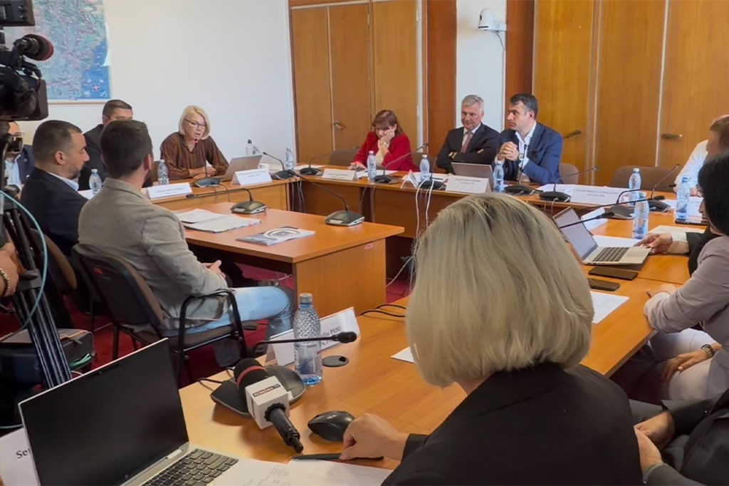 VIDEO. Momentul în care dezbaterea de la Senat despre uniforme se transformă în scenă pentru insulte și laude pentru școala din comunism. „Abia aștept să văd, mă dați afară pentru că…?”