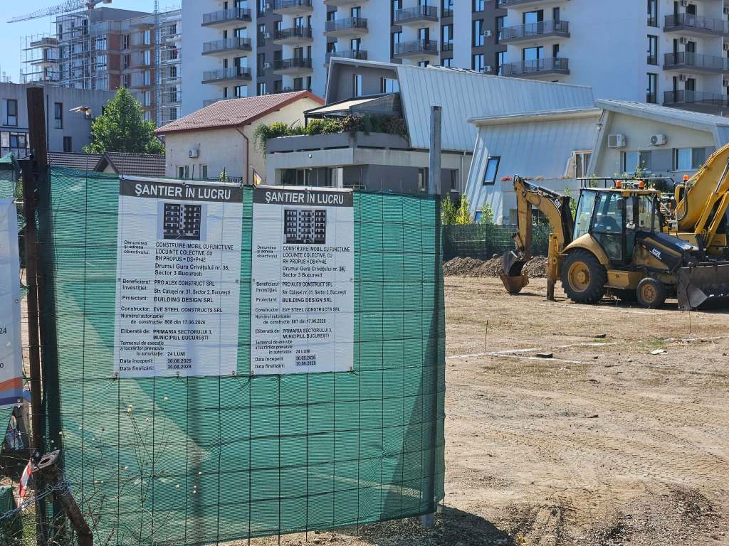 Pe gardul șantierului din zona Pallady au fost puse autorizații pentru construcția de imobile. Foto: Grupul de inițiativă civică Pallady