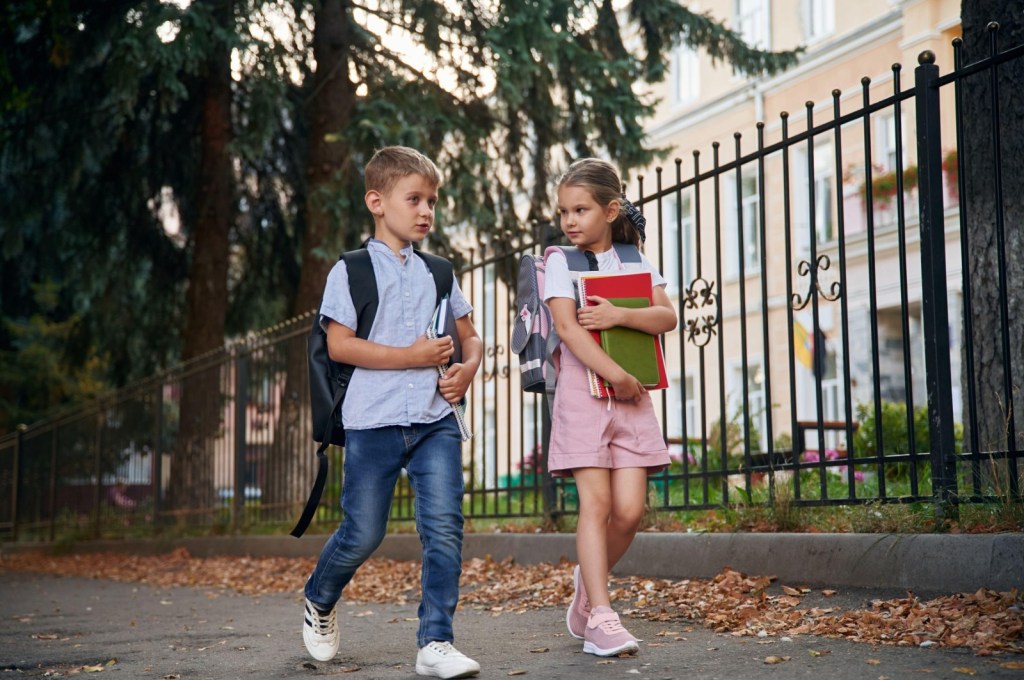 Legea promite auxiliare gratuite pentru elevi din anul școlar 2027–2028, însă ministerul nu a stabilit încă cine va alege materialele, cum vor fi cumpărate și cum vor ajunge la copii. FOTO: Myron Standret / Alamy / Profimedia
