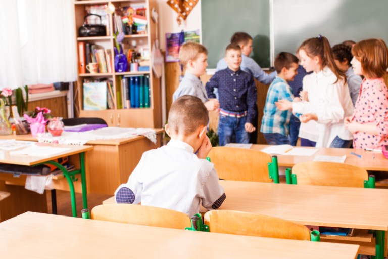 Un copil poate refuza, ocazional, să se joace sau să discute cu colegii în pauză. Izolarea devine problematică atunci când apare frecvent și-i aduce copilului suferință. FOTO: Shutterstock
