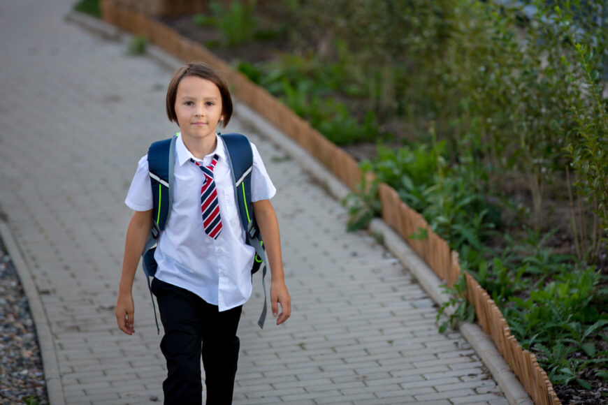 Copilul refuză hanorac dimineața, deși afară sunt 10 grade. Îl obligi să îl poarte sau îl lași în pace?