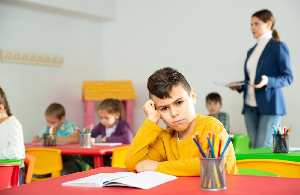 Există situații grave în care se impune intervenția imediată a părintelui. Dar acestea sunt excepții. De multe ori, copilul are nevoie doar să fie ghidat și ascultat atunci când simte că e nedreptățit de învățătoare. FOTO: Shutterstock