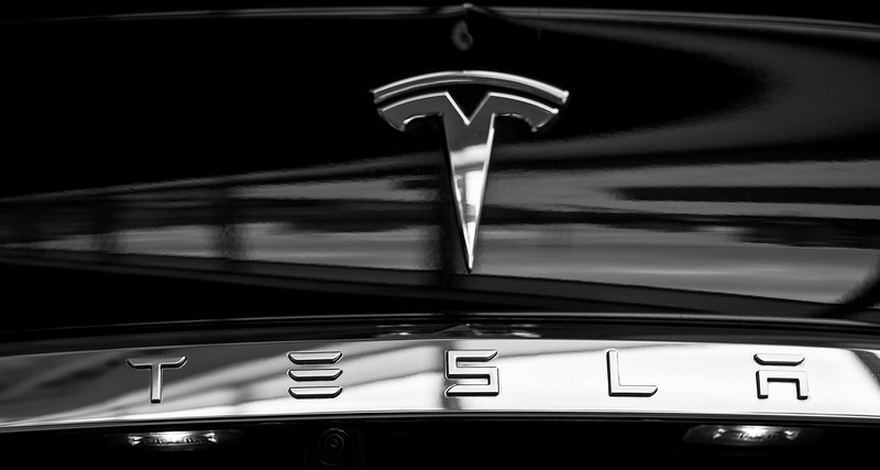 Tesla lansează noul Roadster cu design revizuit și propulsoare SpaceX