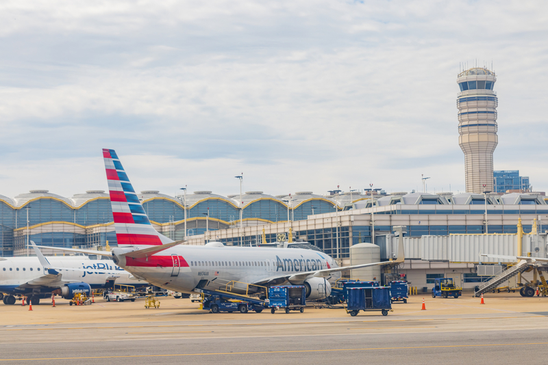 O dronă a oprit zborurile pe un aeroport aglomerat din Washington: Piloții au dat alarma prin radio