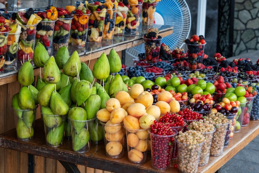 fructe de pădure, smochine, pere, banane, caise pe o tarabă în piață