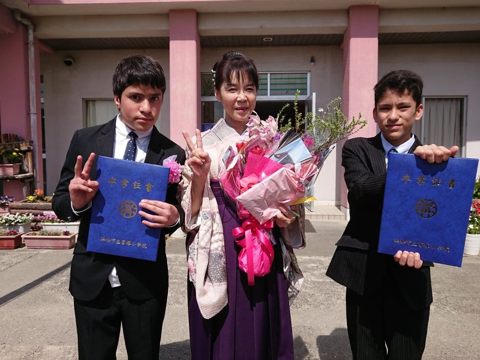 La finalul școlii primare, gemenii Naoki și Ryuji au avut o festivitate de absolvire, unde au primit diplome. Foto: arhivă personală Bianca Miyamoto