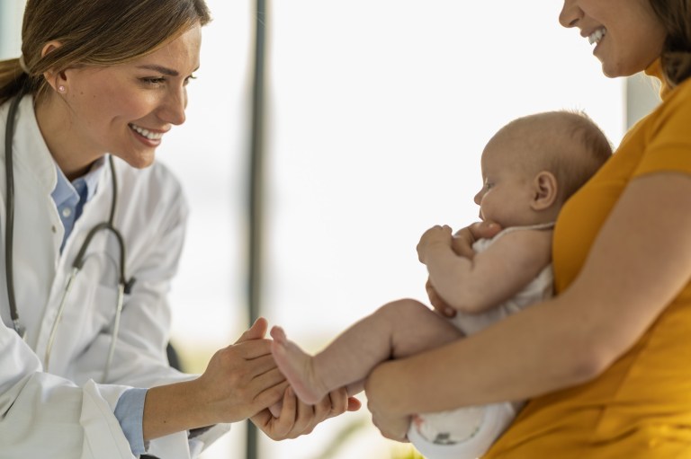 mama cu bebelușul la doctor