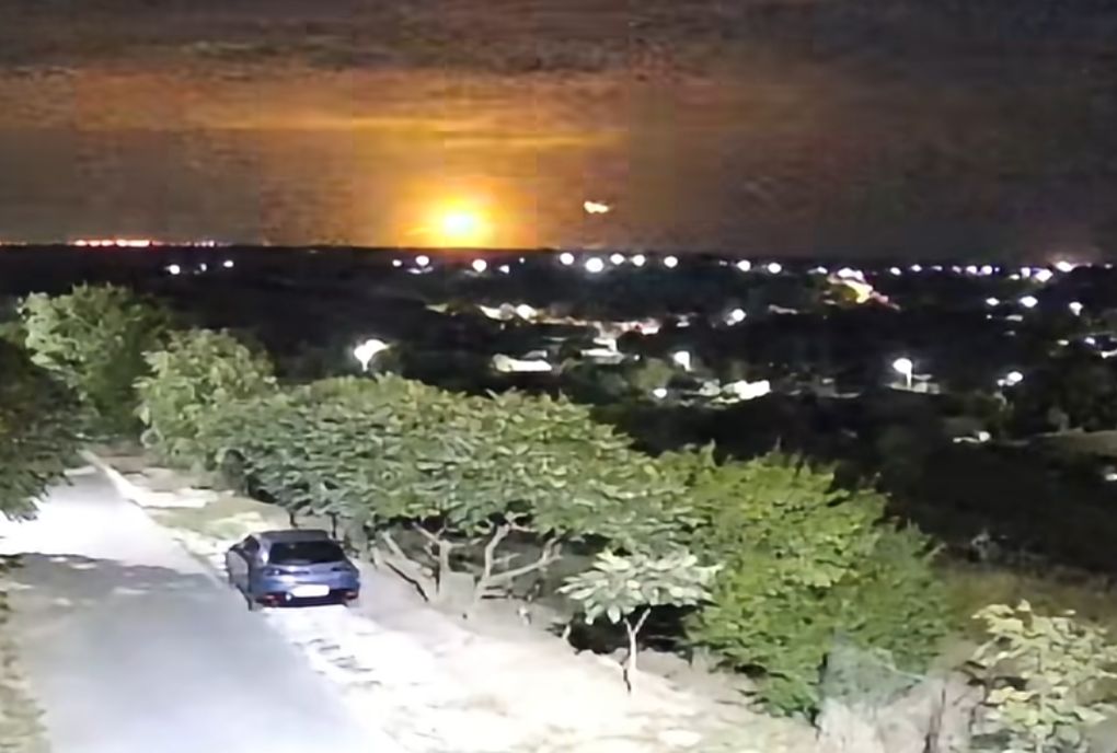 Imagini cu bombardamentul rusesc de la Izmail, văzut de pe malul românesc. Localnicii din Tulcea au filmat exploziile