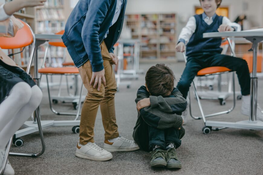 Mutarea la o școală nouă rezolvă problema agresorilor, dar vindecarea traumelor emoționale necesită sprijin constant în familie. FOTO: pexels.com