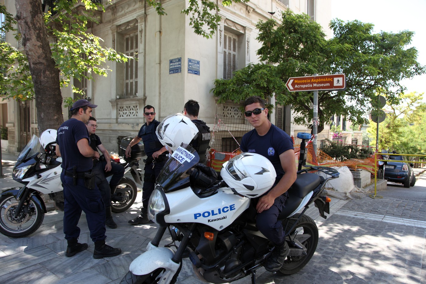 Patru polițiști greci, judecați pentru că nu au intervenit la uciderea unei femei în fața secției de poliție