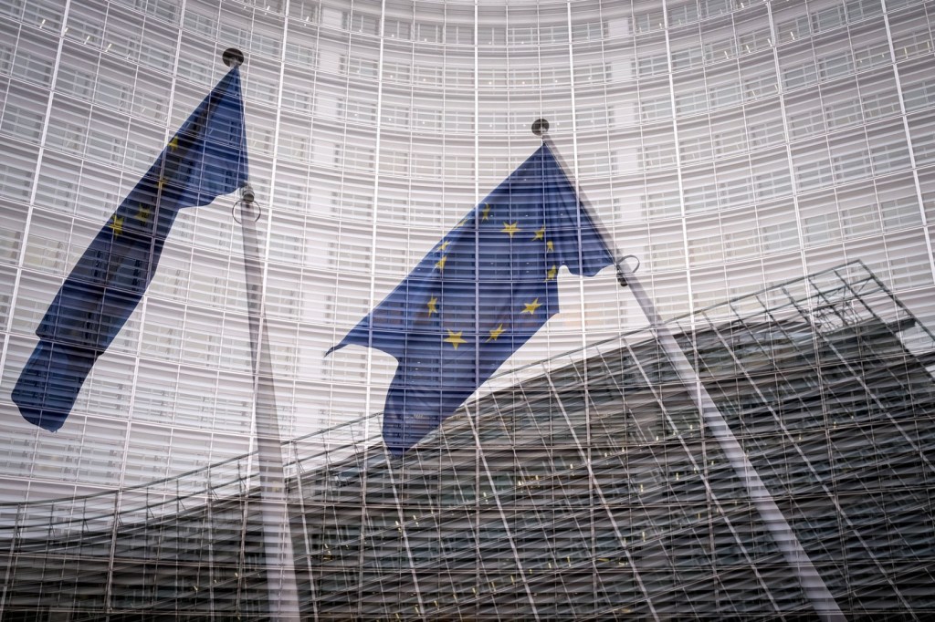 Bruxelles-ul propune ca autoritățile să țină mai mult cont de calitate și de originea europeană a produselor, nu doar de preț, în încercarea de a contracara China