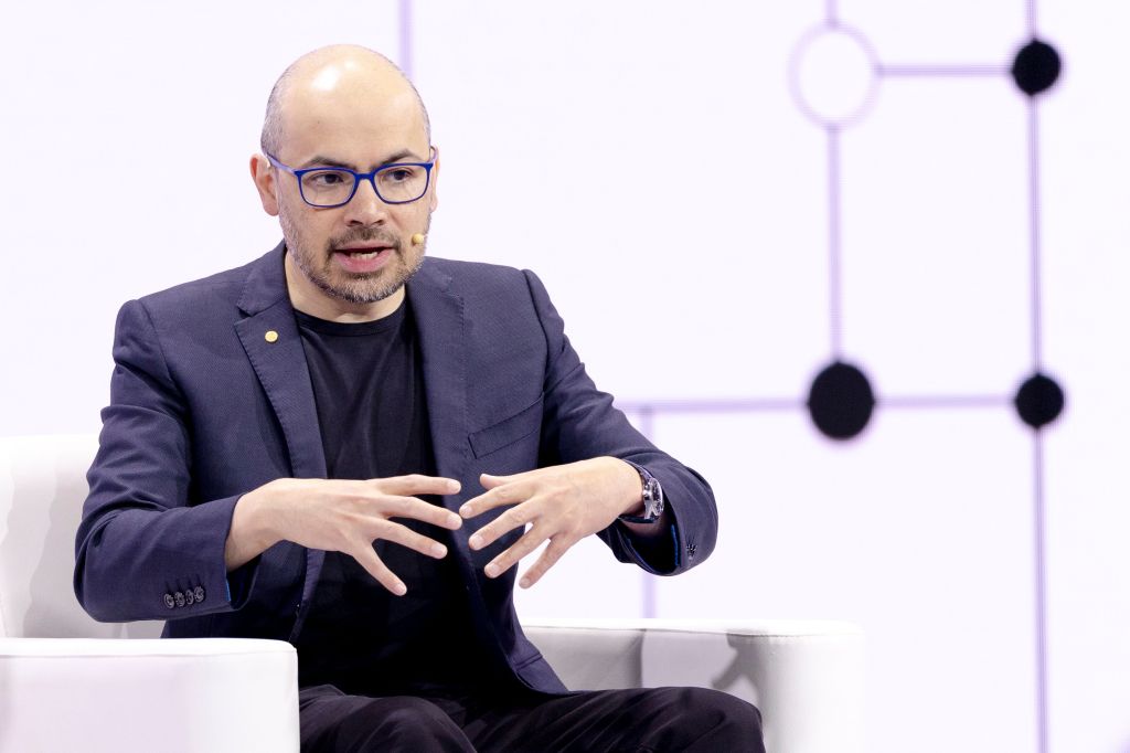 După Musk și Altman, fondatorul Google DeepMind îl susține pe Dario Amodei, CEO-ul Anthropic, pe fondul îngrijorărilor legate de AI
