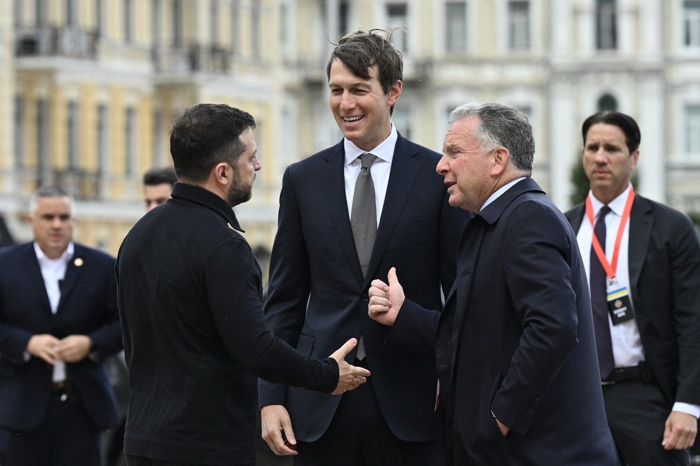 Zelenski spune că ar putea avea loc negocieri trilaterale luna aceasta. Emisarii lui Trump venit cu „câteva idei bune”
