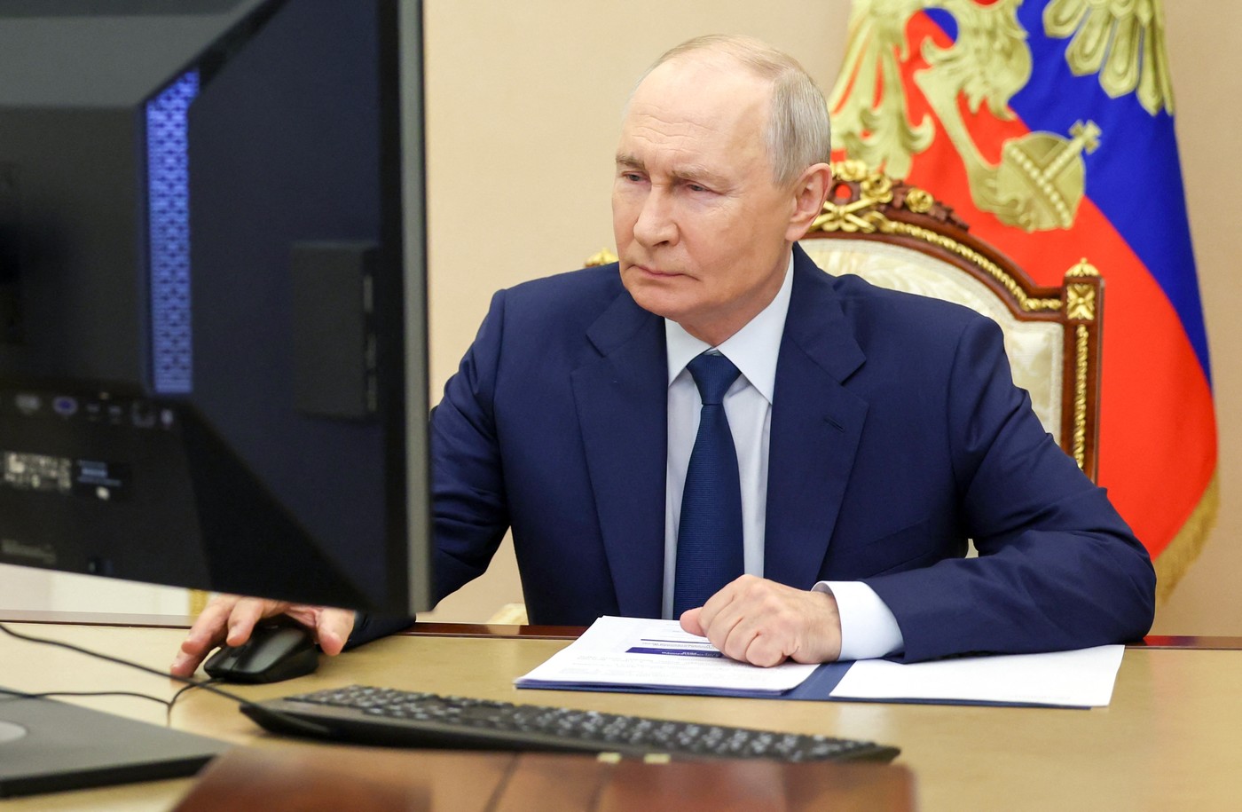 Alegeri în Rusia: Imaginile cu Putin la votul online au devenit virale. Detaliul neașteptat din biroul de la Kremlin