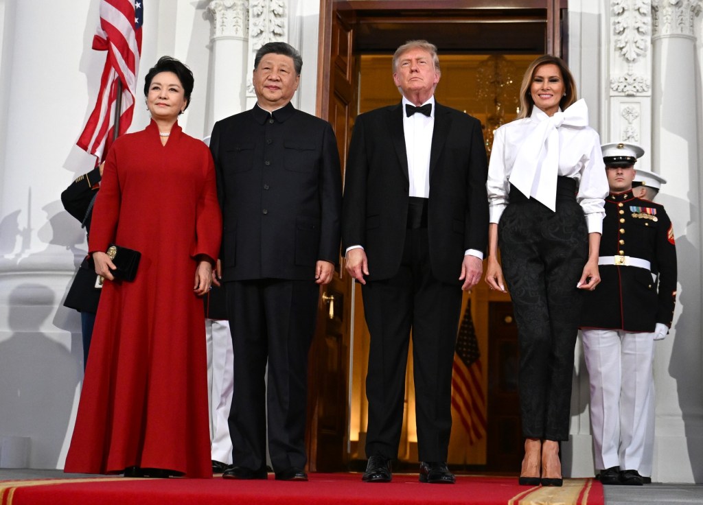 Trump-Xi Jinping: un summit cu fast, dar puțină substanță. Ce a dezvăluit întâlnirea despre echilibrul de putere dintre cei doi + o poză care a stârnit rumoare